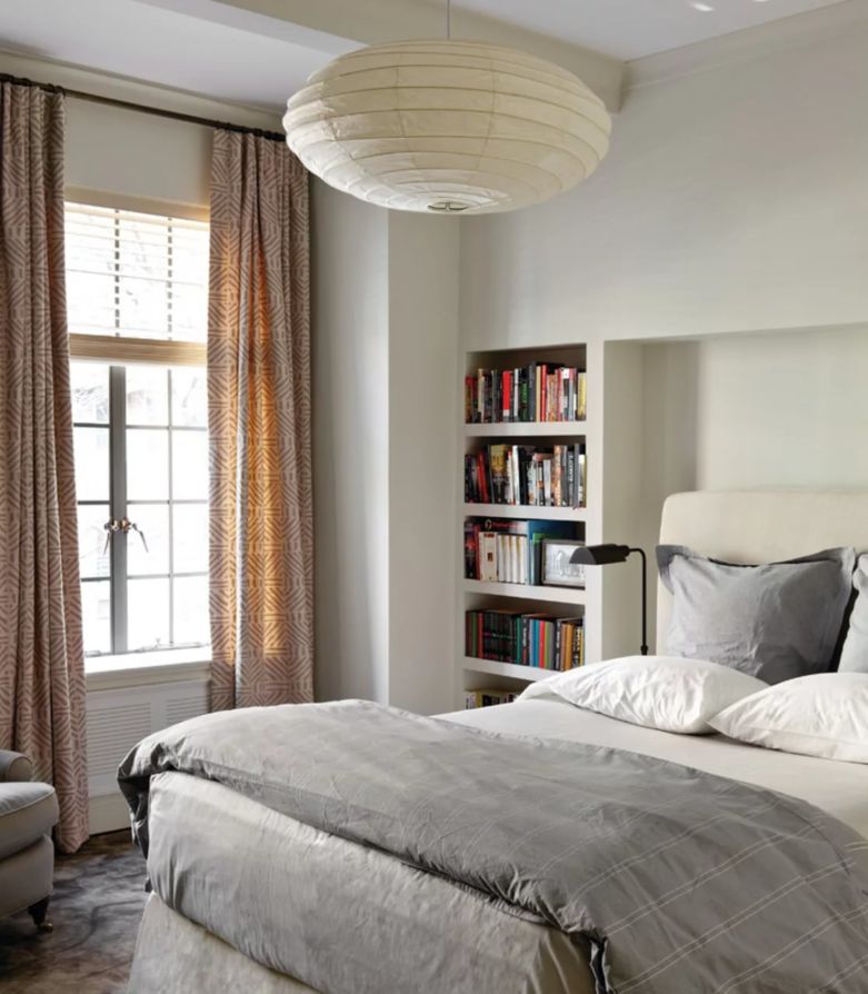 Освние в спальне - фото идеи дизайна с натяжными потолками, люстрой .